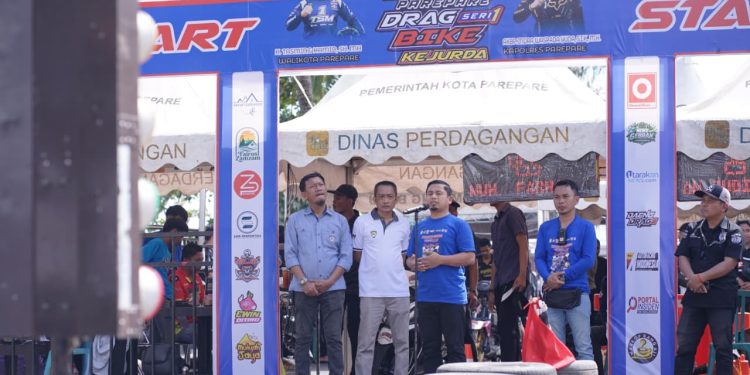 Wali Kota Parepare membuka Kejurda Kapolres Cup Drag Bike 2026 di Sirkuit Mattirotasi Baru
