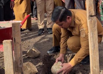Wali Kota Parepare Tasming Hamid menyerahkan bantuan kepada korban kebakaran di Lumpue