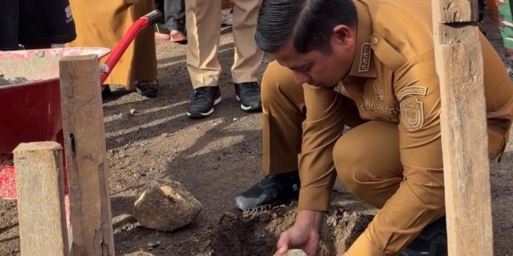 Wali Kota Parepare Tasming Hamid menyerahkan bantuan kepada korban kebakaran di Lumpue