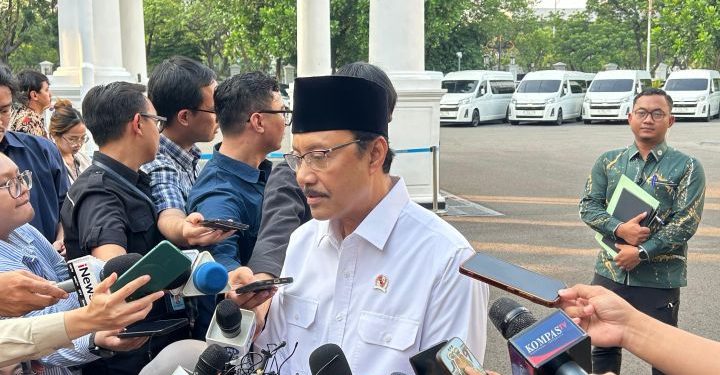 Menteri Sosial Gus Ipul menjelaskan pencoretan penerima bansos yang terindikasi judi online