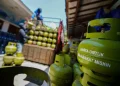 Tabung gas LPG 3 kg dan ilustrasi CNG sebagai energi alternatif
