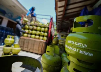 Tabung gas LPG 3 kg dan ilustrasi CNG sebagai energi alternatif