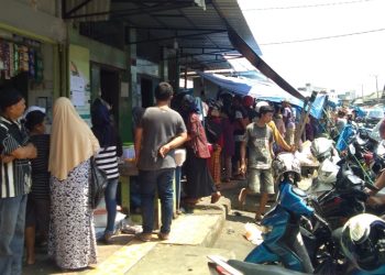 Antrean warga menggiling daging kurban di Pasar Lakessi Parepare