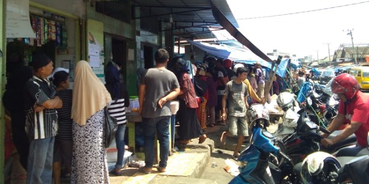 Antrean warga menggiling daging kurban di Pasar Lakessi Parepare