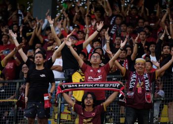 Suporter memenuhi Stadion Gelora BJ Habibie saat laga PSM Makassar vs Persib Bandung