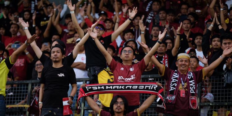 Suporter memenuhi Stadion Gelora BJ Habibie saat laga PSM Makassar vs Persib Bandung
