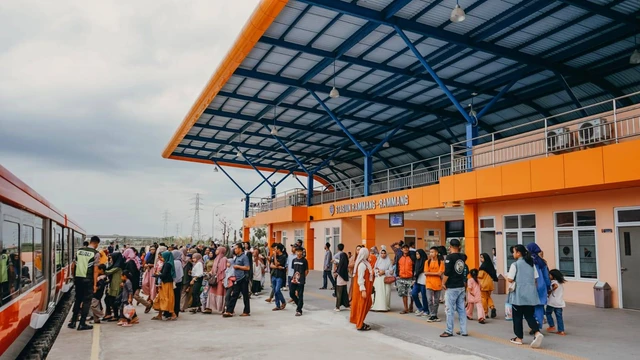 Penumpang KA Makassar-Parepare di Stasiun Sulawesi Selatan