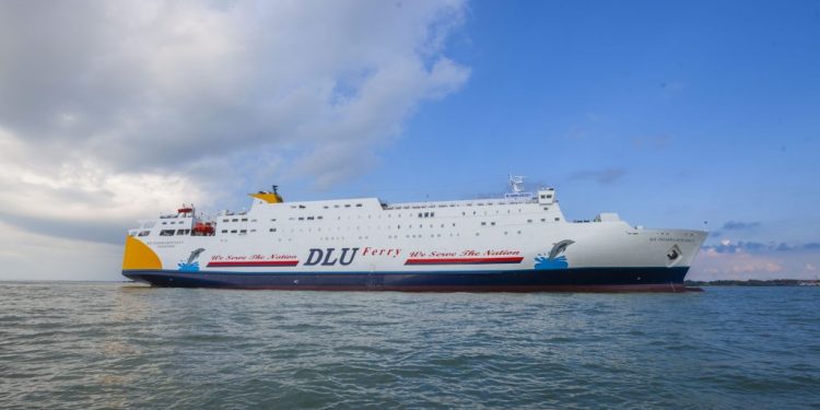 Aktivitas penumpang kapal DLU di Pelabuhan Parepare
