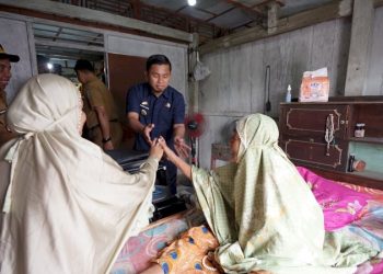 Tasming Hamid menyerahkan bantuan beras rastra kepada warga Parepare