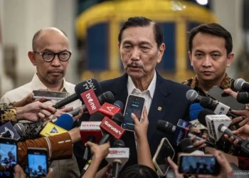 Luhut Binsar Pandjaitan menjelaskan skema bansos tunai berbasis AI di Kompleks Istana Kepresidenan.