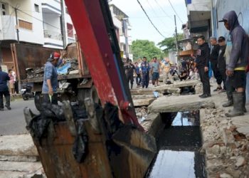 Tasming Hamid memantau pengerukan drainase dalam Program ASRI di Parepare