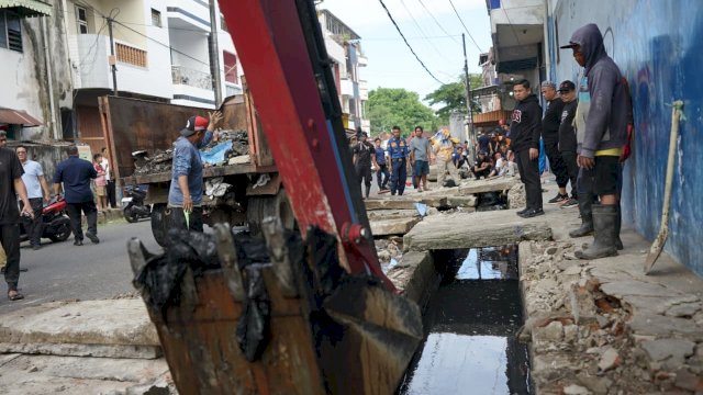 Tasming Hamid memantau pengerukan drainase dalam Program ASRI di Parepare