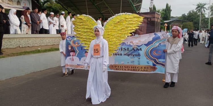 Wali Kota Parepare Tasming Hamid membuka Pawai 1 Muharram 1448 Hijriah di Lapangan Andi Makkasau