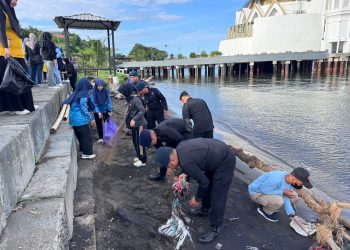Bakti Sosial Pantai Ku oleh Brimob dan Pemkot Parepare