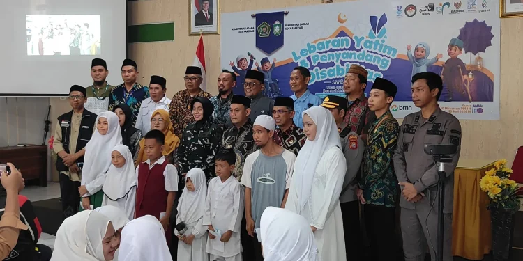 Lebaran Yatim Parepare bersama Kemenag menyalurkan santunan kepada anak yatim