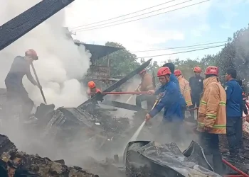 Petugas Damkar Parepare memadamkan kebakaran rumah warga di Kelurahan Lemoe Kecamatan Bacukiki