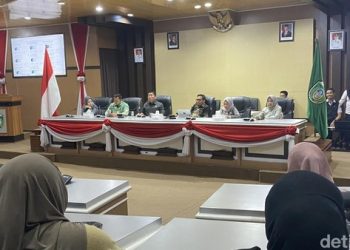 Petugas memverifikasi data SPMB Parepare terkait dugaan manipulasi alamat domisili
