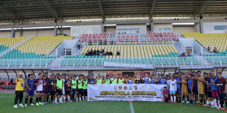 Laga sepak bola silaturahmi Parepare di Stadion Gelora BJ Habibie