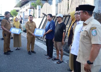 Bantuan Korban Kebakaran Parepare diserahkan Wali Kota Tasming Hamid kepada warga terdampak