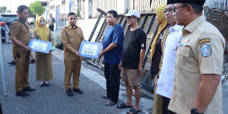 Bantuan Korban Kebakaran Parepare diserahkan Wali Kota Tasming Hamid kepada warga terdampak