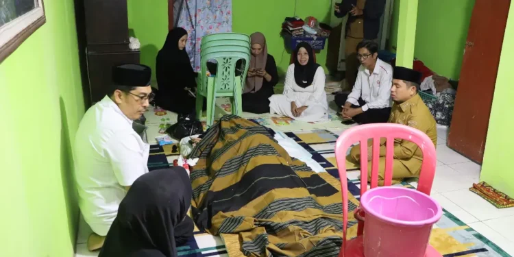 Rusdi Bakri Bento meninggal dunia, Wali Kota Parepare Tasming Hamid melayat ke rumah duka.