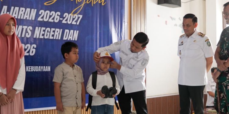 Penyerahan seragam sekolah gratis Parepare tahun ajaran 2026-2027