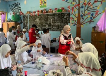 Eco-Brick Parepare oleh mahasiswa KKN Tematik Unhas bersama siswa SD Negeri 84 Parepare.
