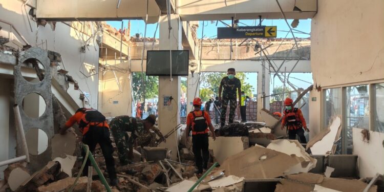 gempa M7,7 NTT menimbulkan korban jiwa dan kerusakan bangunan