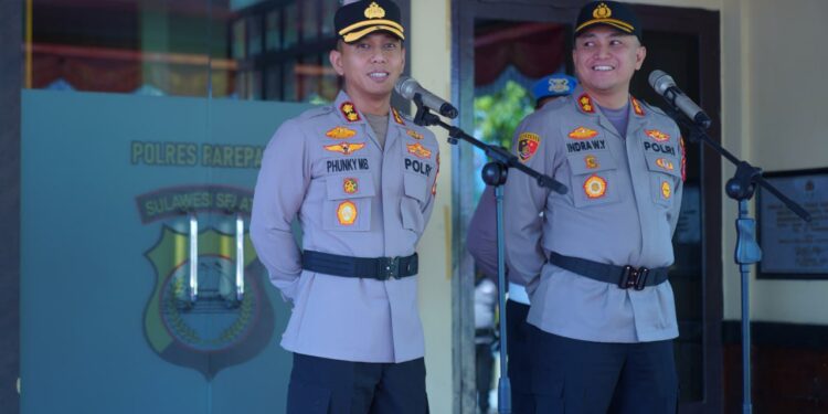 Kapolres Parepare AKBP Phunky Mahendra Borniawan dalam prosesi pisah sambut