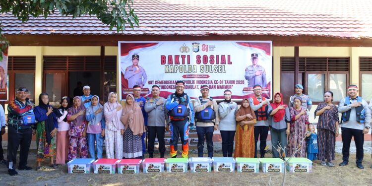 Semarak HUT ke-81 RI, Kapolda Sulsel Kibarkan Bendera Merah Putih di Wilayah Kepulauan Makassar