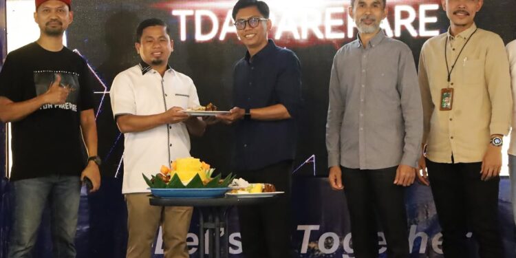 Wali Kota Tasming Hamid menghadiri Gala Dinner TDA Parepare satu dekade.