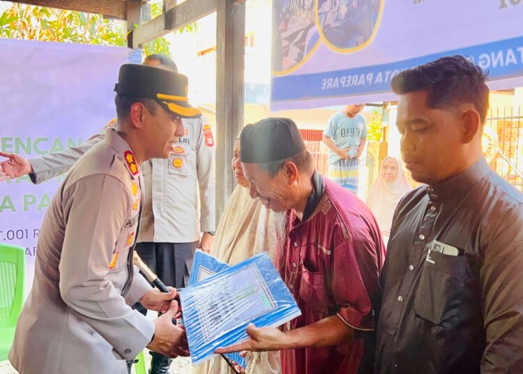 Bantuan bencana kebakaran Parepare diserahkan kepada korban oleh Pemkot dan Kapolres