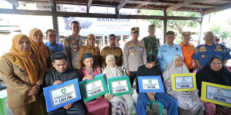 Bantuan bencana kebakaran Parepare diserahkan kepada korban oleh Pemkot dan Kapolres