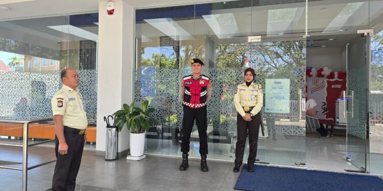 Pengamanan objek vital Parepare di Kantor Kas Bank BNI oleh personel Pam Obvit Polres Parepare