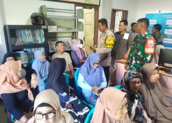 Bhabinkamtibmas Ujung Bulu mendampingi pemeriksaan kesehatan gratis bagi lansia