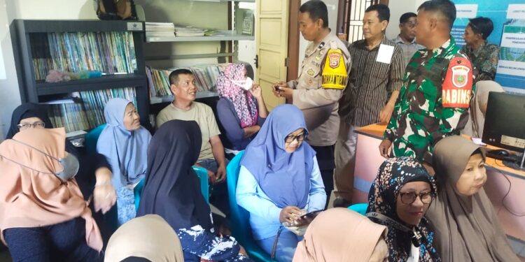 Bhabinkamtibmas Ujung Bulu mendampingi pemeriksaan kesehatan gratis bagi lansia