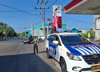 Arus lalu lintas Parepare dipantau Sat Lantas di depan SPBU Puang Late