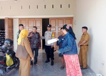 Bhabinkamtibmas Watang Soreang Aipda Ruslan saat menyambangi warga di Parepare