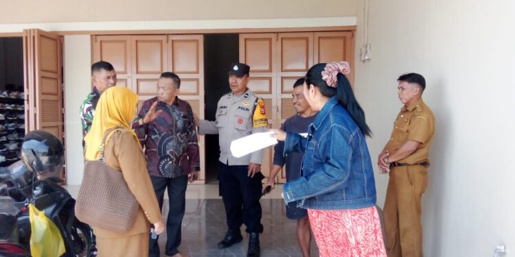 Bhabinkamtibmas Watang Soreang Aipda Ruslan saat menyambangi warga di Parepare