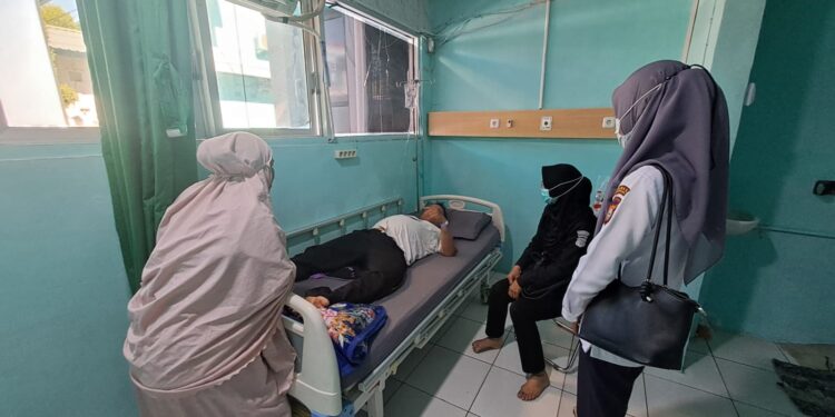 Sidokkes Polres Parepare mengunjungi AIPTU Irwan yang menjalani perawatan di RS Sumantri Parepare
