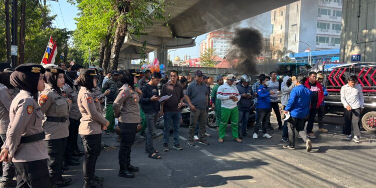 Aksi menyampaikan pendapat di Makassar dikawal personel gabungan Polda Sulsel