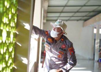 Bersih-Bersih Masjid Parepare oleh Sipropam Polres Parepare bersama warga