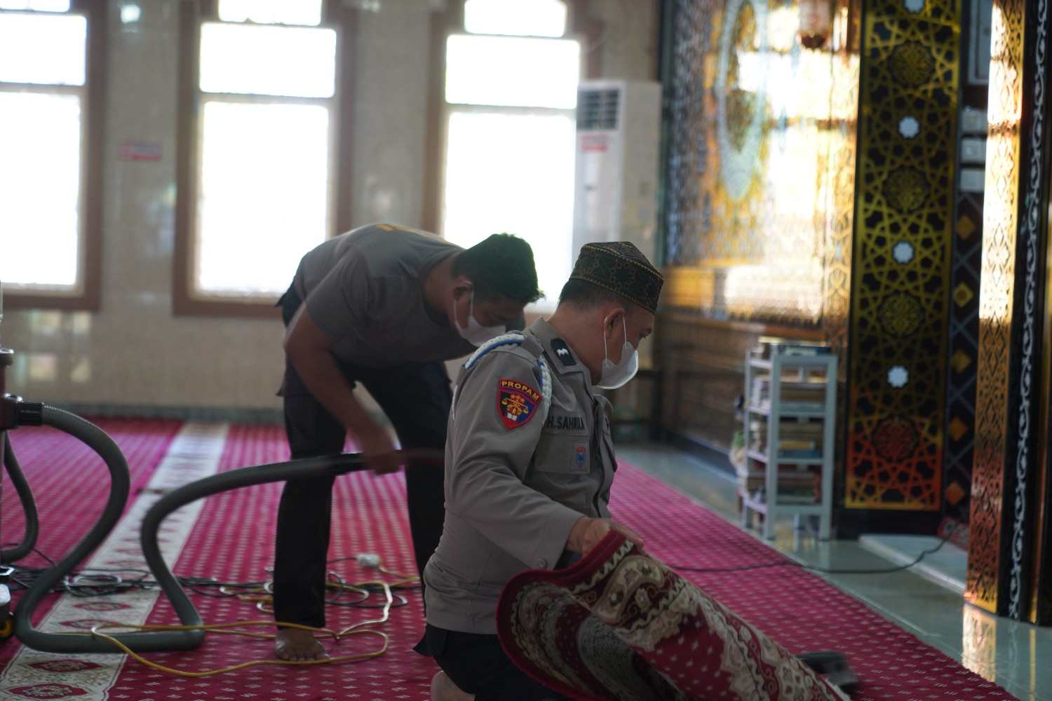 Propam Polres Parepare Bersih-Bersih Masjid, Warnai Hari Jadi Propam ke-24 di Bumi Harapan