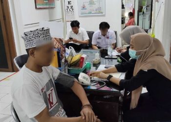 POLRES PAREPARE LAKUKAN PEMERIKSAAN KESEHATAN TAHANAN SEBELUM DILIMPAHKAN KE JPU TAHAP II