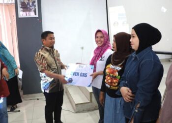 Bantuan UMKM Parepare diserahkan Tasming Hamid kepada pelaku usaha
