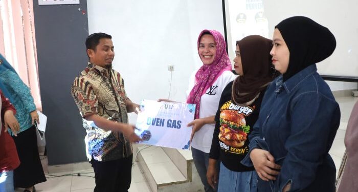 Bantuan UMKM Parepare diserahkan Tasming Hamid kepada pelaku usaha