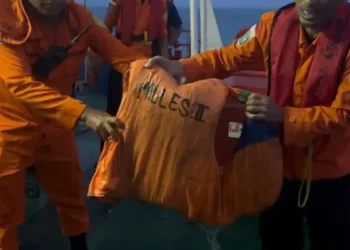 Barang temuan Selat Sunda diperiksa dalam pencarian lima jurnalis dan tiga kru KM Arupadhatu 1