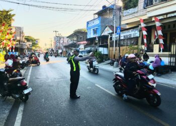 Commander Wish Sat Lantas Polres Parepare mengatur lalu lintas pagi