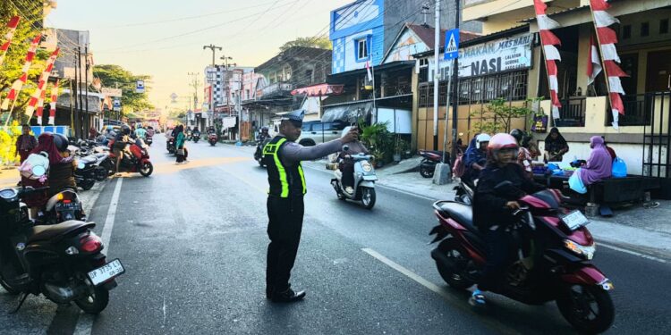 Commander Wish Sat Lantas Polres Parepare mengatur lalu lintas pagi