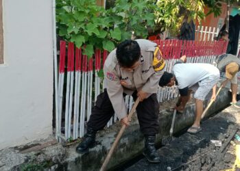 Kerja bakti bersihkan drainase Parepare bersama Bhabinkamtibmas dan warga Galung Maloang